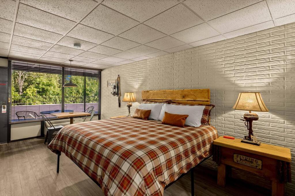 Stonegate Lodge Bed, Wifi, 50In Roku Tv, Salt Water Pool Room #109 Eureka Springs Extérieur photo