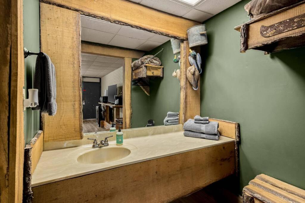 Stonegate Lodge Bed, Wifi, 50In Roku Tv, Salt Water Pool Room #109 Eureka Springs Extérieur photo