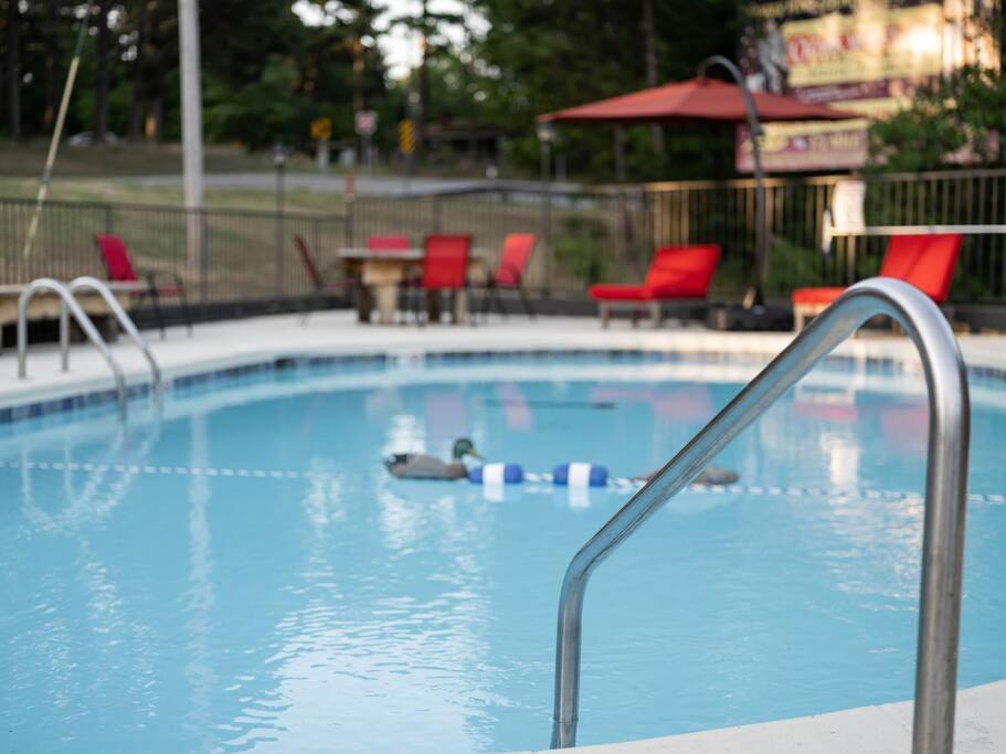 Stonegate Lodge Bed, Wifi, 50In Roku Tv, Salt Water Pool Room #109 Eureka Springs Extérieur photo