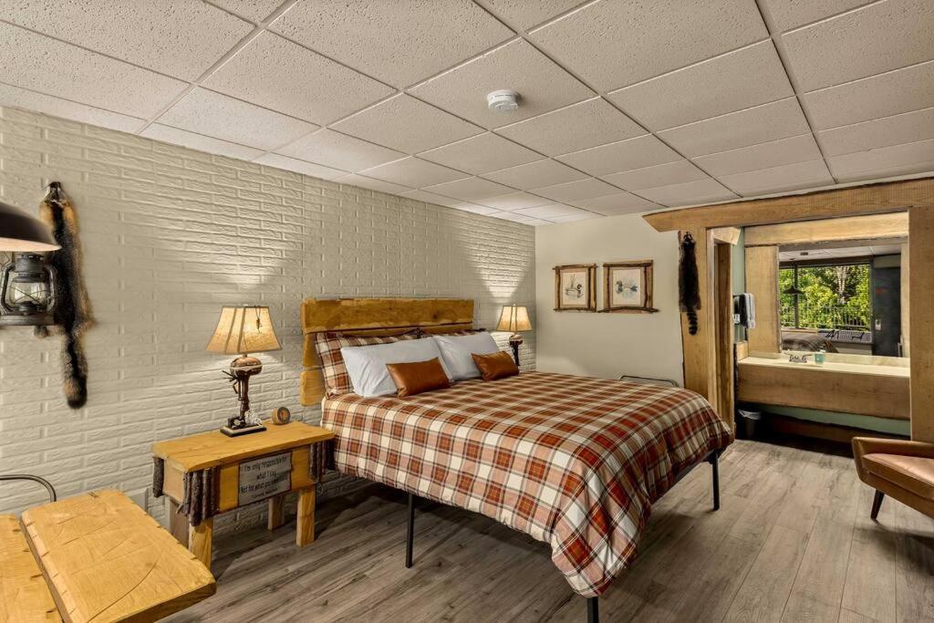 Stonegate Lodge Bed, Wifi, 50In Roku Tv, Salt Water Pool Room #109 Eureka Springs Extérieur photo